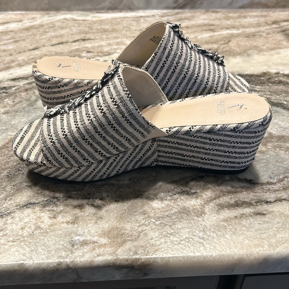 Simply Vera Wang slip on wedge.  Excellent condition - Picture 3 of 6